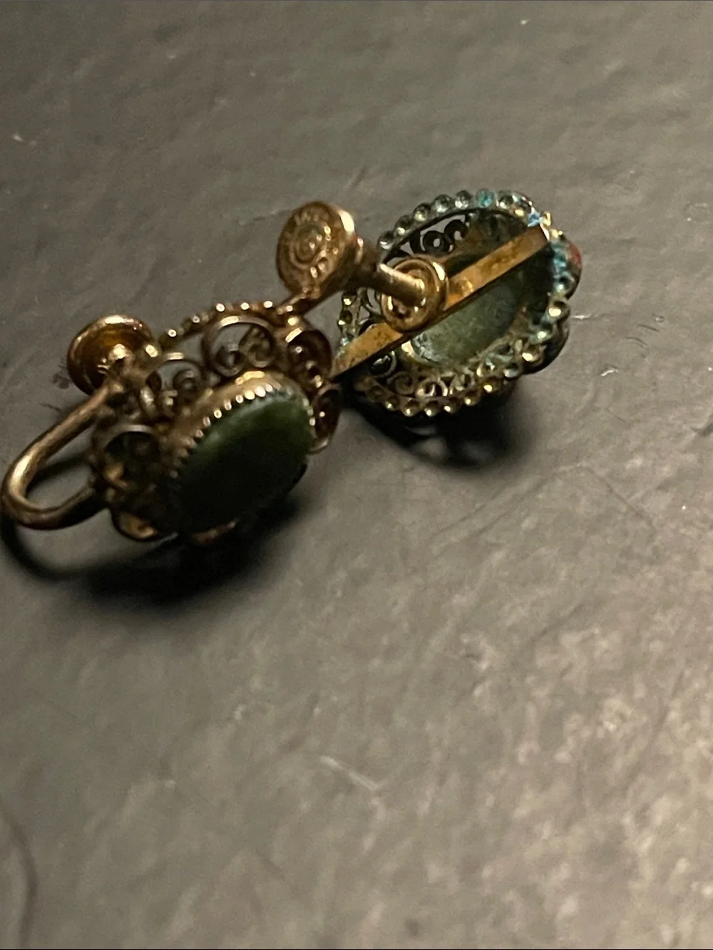 Vintage-Inspired Green sim. Jade Stone Gold Clip-On Earrings